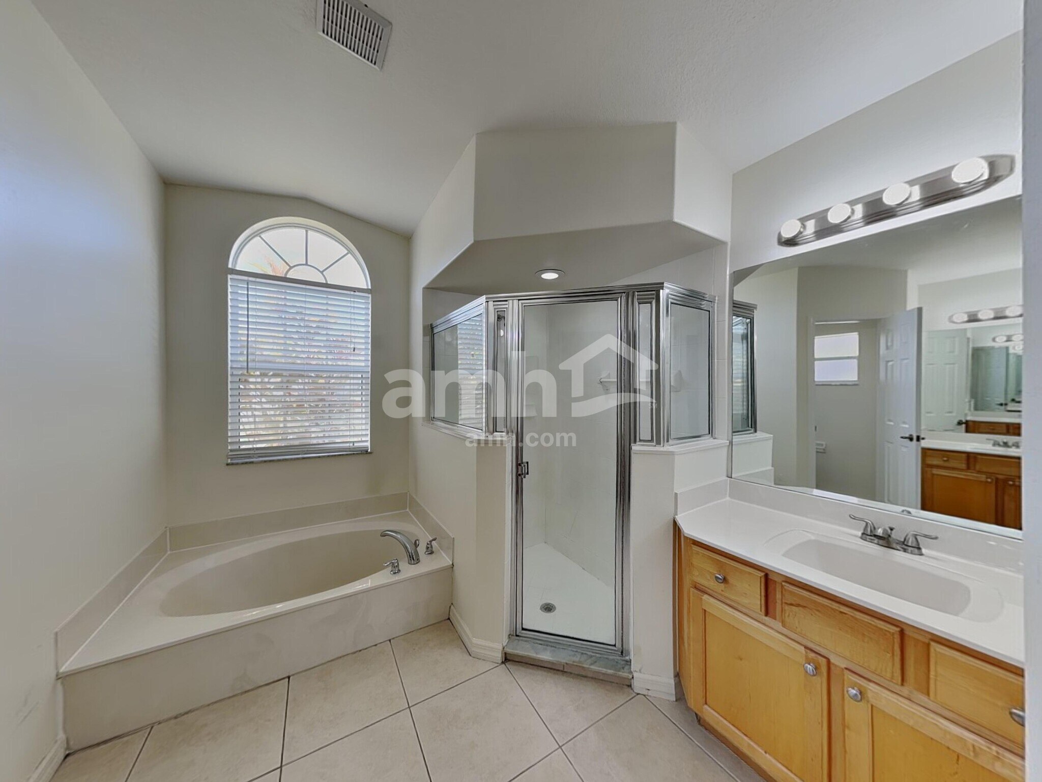 Building Photo - 5731 NW Zenith Dr