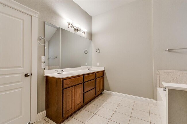 Building Photo - 9512 Hopeland Dr
