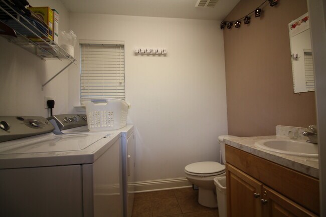 Building Photo - Spacious 3 Bedroom Home in Fort Walton Beach