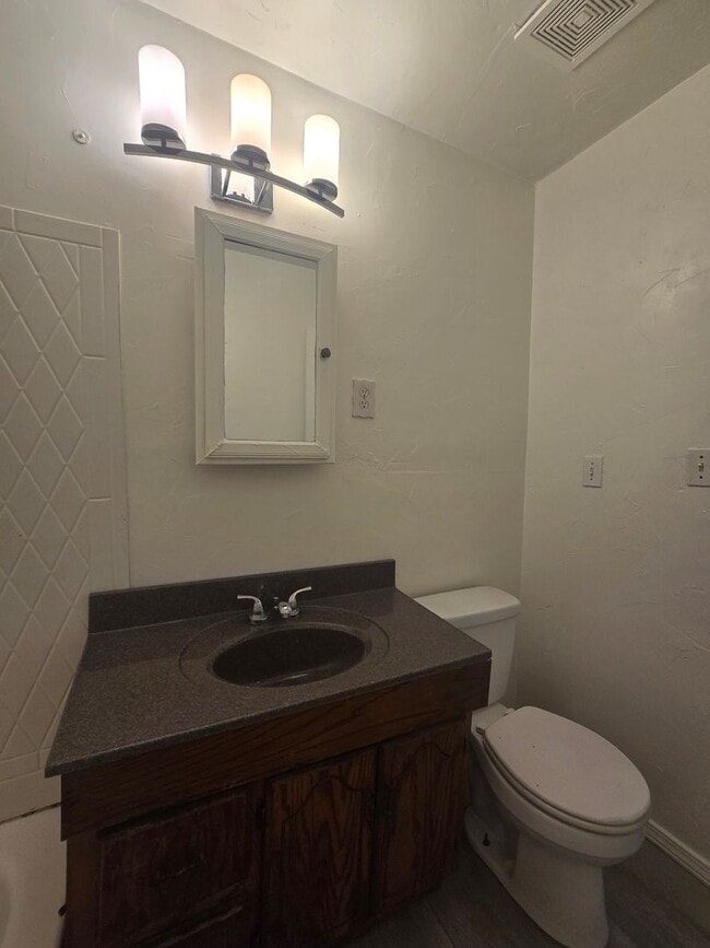 Building Photo - 3 Bed 1 Bath Home in Shawnee!