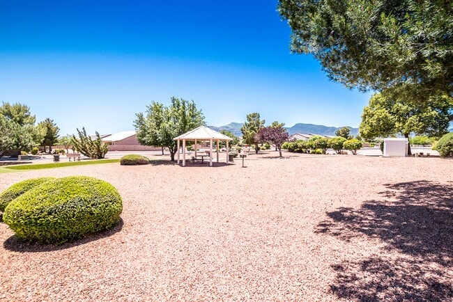 Building Photo - Great Open Floor Plan 3 Bedroom, 2 Bath, Central A/C in Holiday Subdivision!