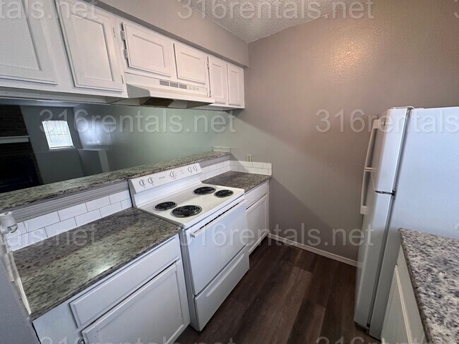 Building Photo - $895 - 2 bed 1.5 bath beautiful bi-level a...