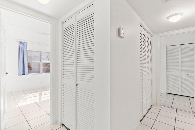 Building Photo - 345 W Laurel Dr