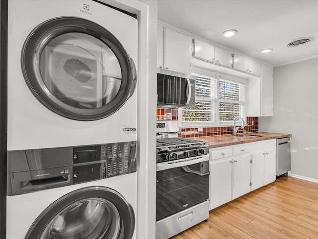 Building Photo - 3404 Cromart Ave