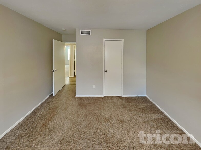 Building Photo - 1555 Willowbrook St