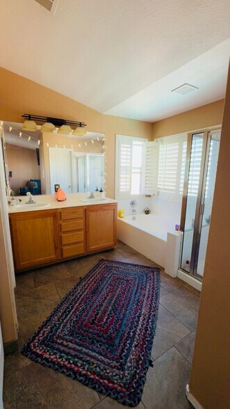 Building Photo - 10232 Desert Wind Dr