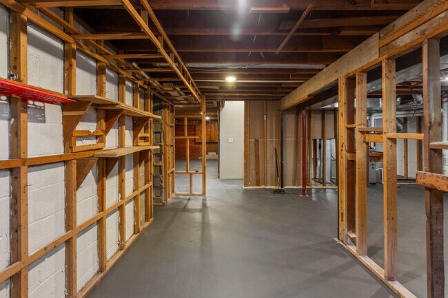 Building Photo - Four bedroom executive rental available now in Champaign's sought after Devonshire neighborhood!