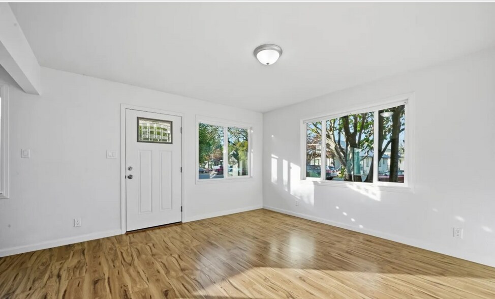 Living Room - 340 College Ave