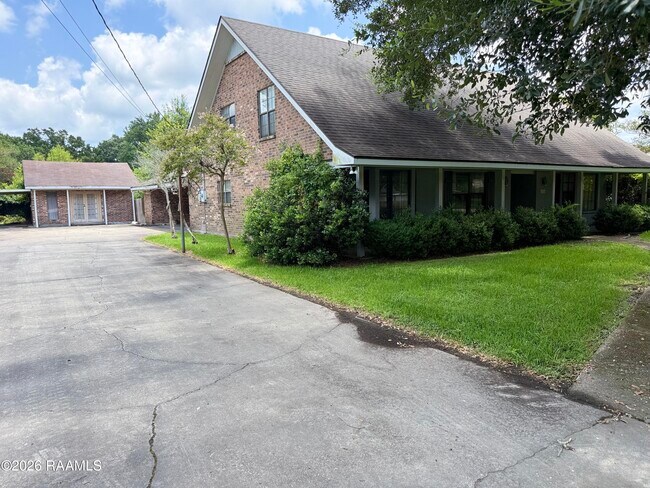 Building Photo - 204 Carolyn Dr