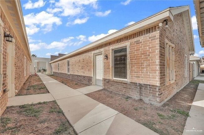 Building Photo - 2713 W Primrose Ave