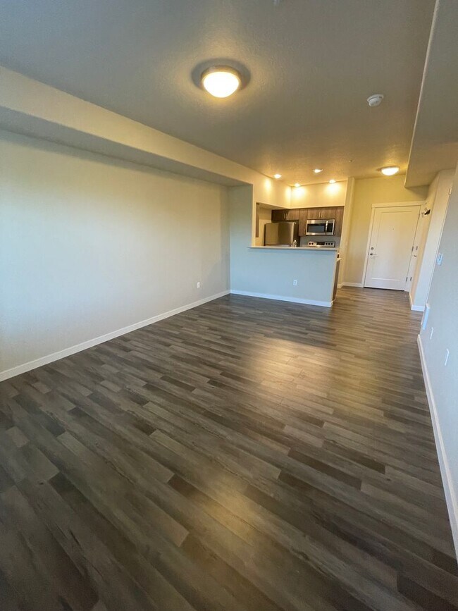 Building Photo - New 1BR Condo available in Bethany area