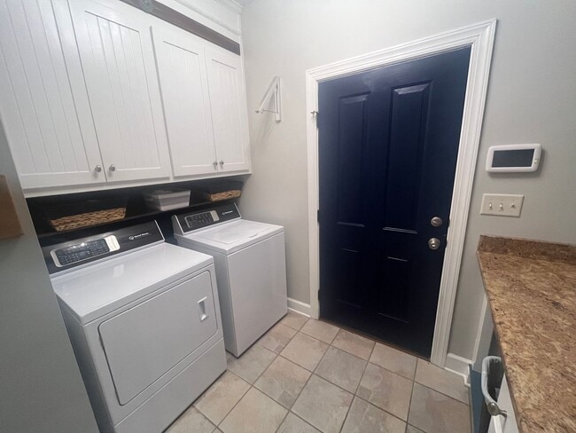 Building Photo - Beautiful 5 Bed 3 Bath Home! Fall 2026!