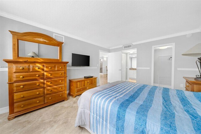 Building Photo - 6917 Collins Ave