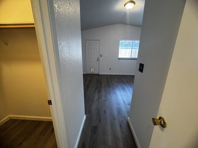 Building Photo - Charming 2 Bedroom, 1 Bath Home for Rent!