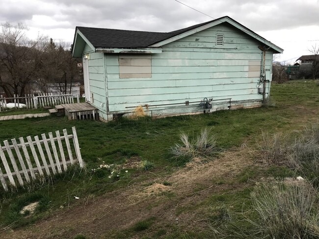 Building Photo - 220 Doty St