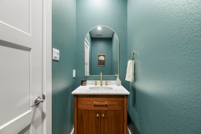 Building Photo - 573 Newcomb Holw Dr