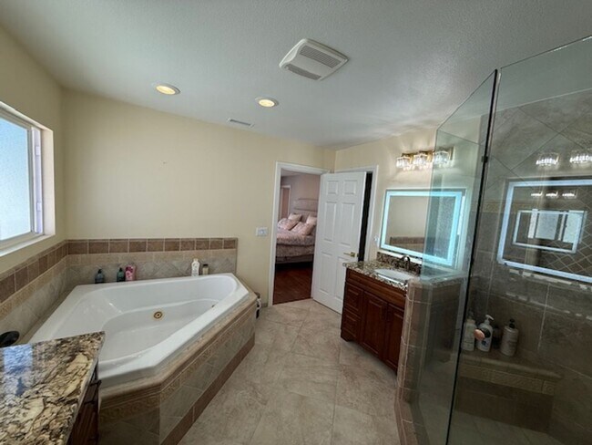 Building Photo - Fully Furnished 5 bedroom home