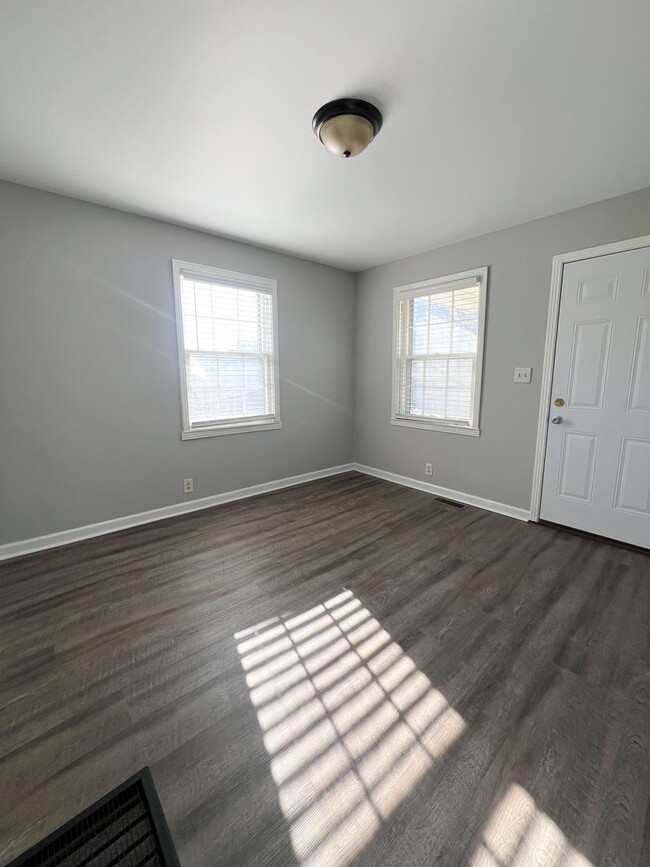 Building Photo - Move-In Specials Available! Single-Family Home Downtown Clarksville!