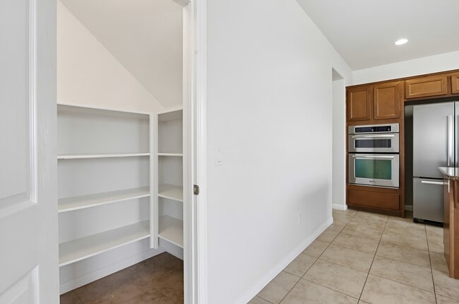 Building Photo - 1059 Vista Pointe Blvd