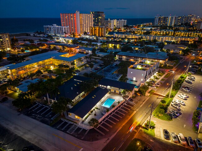 Building Photo - 1020 N Riverside Dr