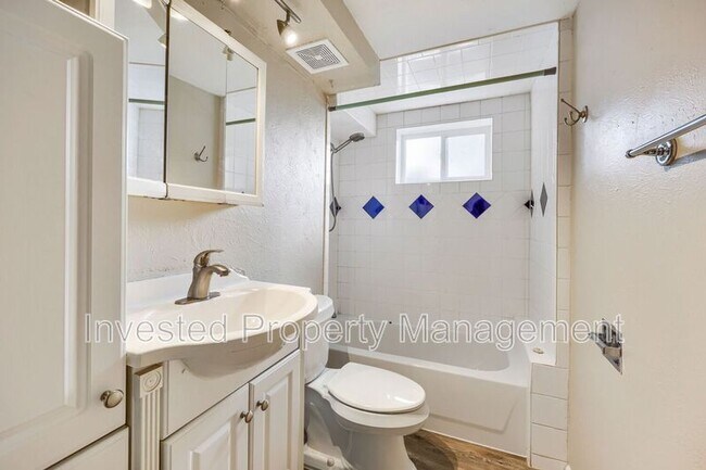 Building Photo - 403 Elmwood Dr