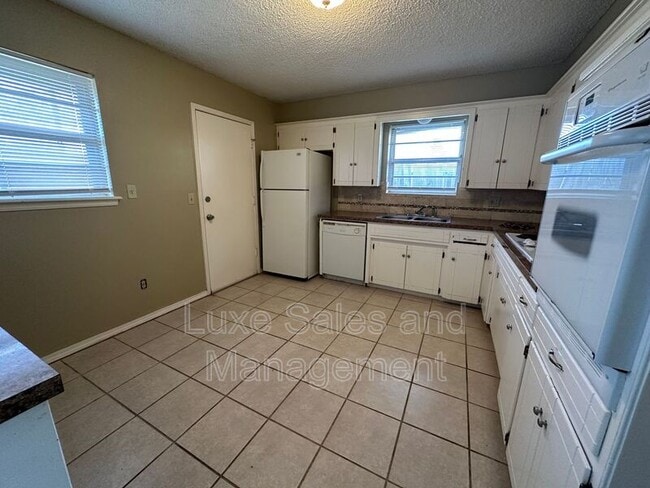 Building Photo - 621 Lotus Ave