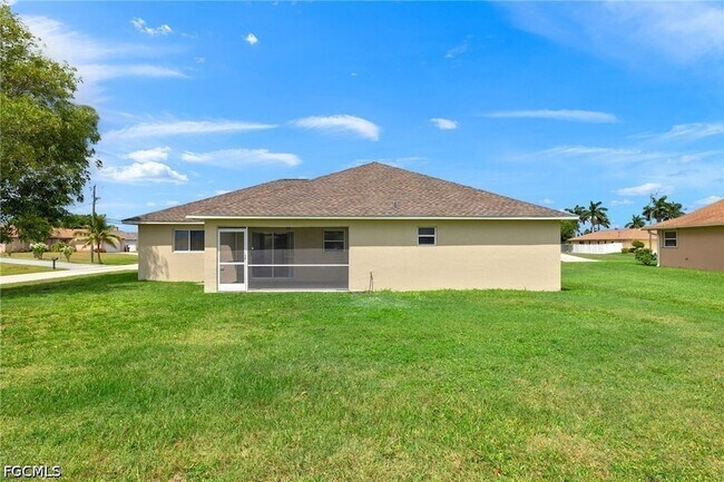Building Photo - 3919 SW 14th Ave
