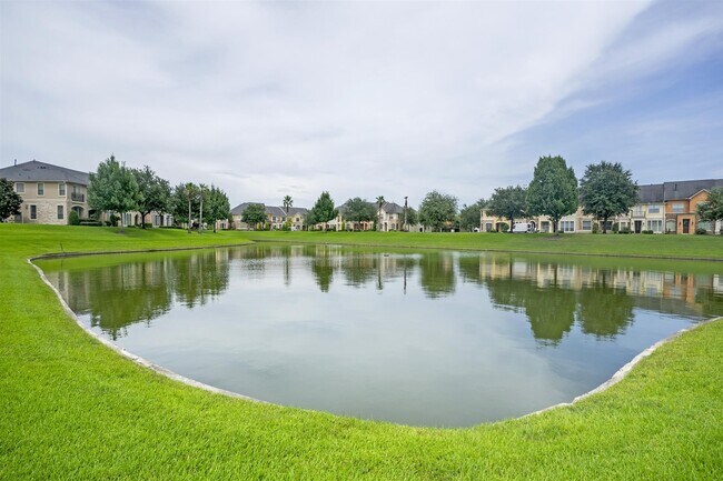 Building Photo - 2043 Palm Forest Ln