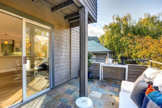 Building Photo - Upscale 2bd+Office/2ba Downtown Mill Valley Condo-FOUNDATION