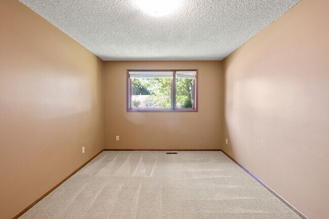 Building Photo - 505 W Ivanhoe Rd