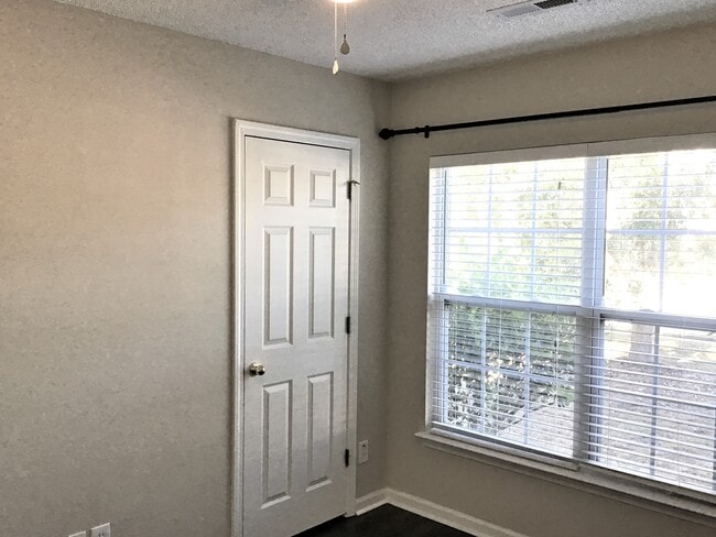 Building Photo - 5037 Thornton Dr