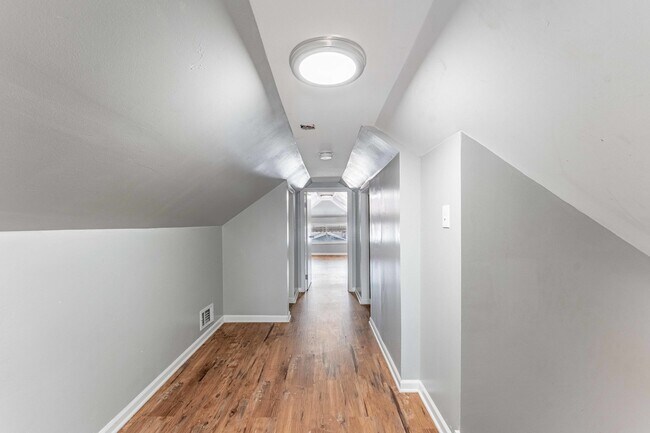 Building Photo - 7008 S Oakley Ave