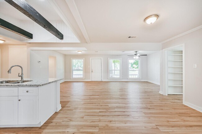 Building Photo - 706 Azalea St