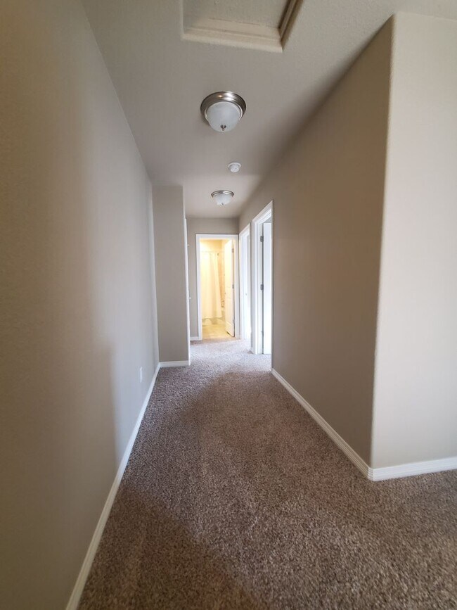 Building Photo - Updated 3 Bedroom Townhouse Across From Horsetooth Reservoir!