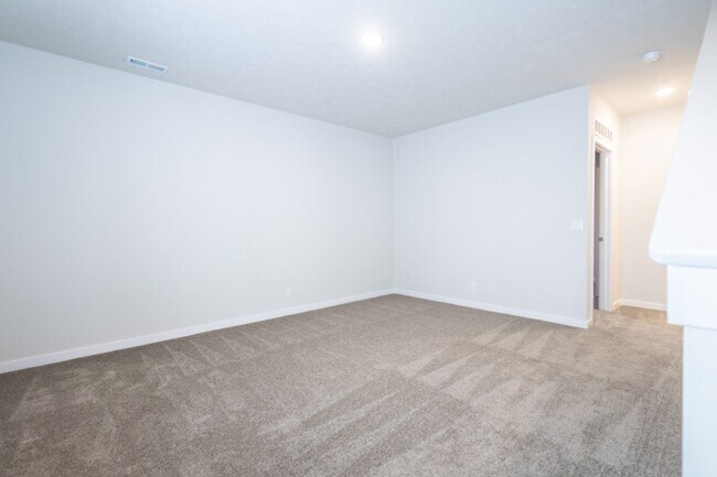 Building Photo - Stunning New Built 5 Bed Duplex!