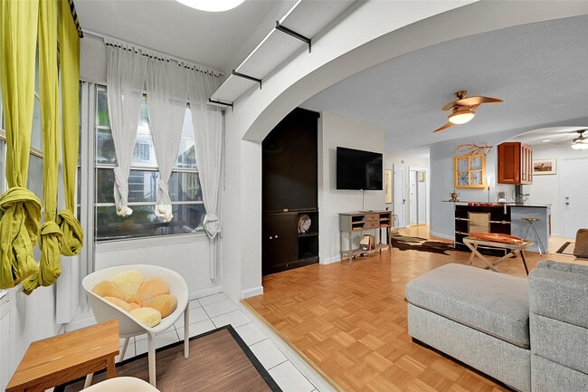 Building Photo - 2200 NE 66th St