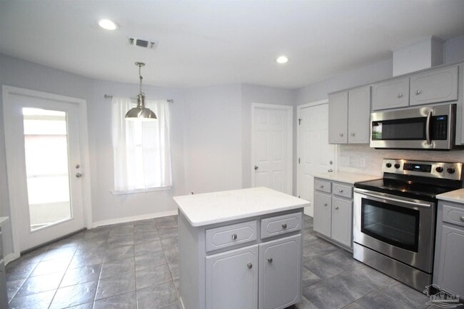 Building Photo - 22 Arapaho Dr