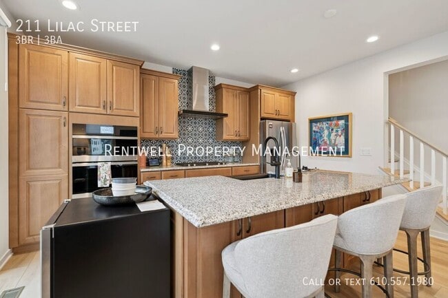 Building Photo - 211 Lilac St