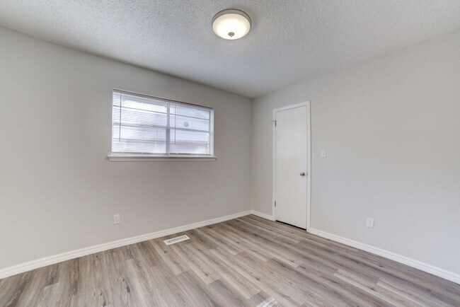 Building Photo - Newly renovated 3 bed / 2 Bath in Tulsa! Available Mid June!