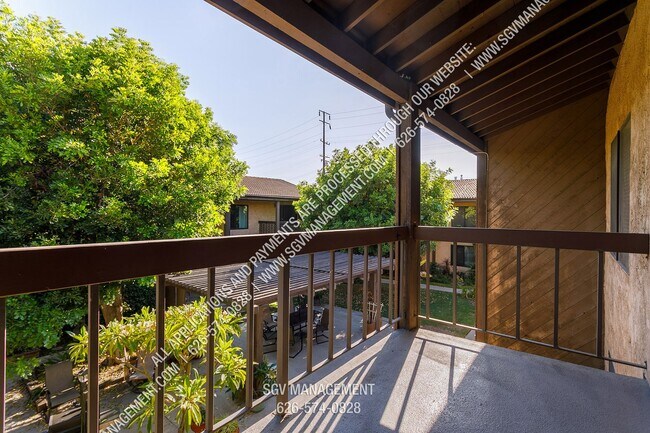 Building Photo - Condo with Pool, Washer & Dryer, Hardwood ...