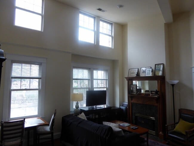 Building Photo - 1685 Crescent Pl NW