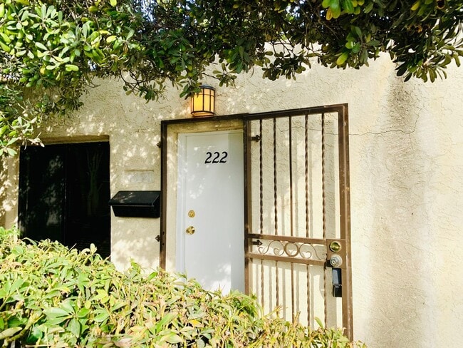 Building Photo - 1BD/1BA LA JOLLA COTTAGE ACROSS FROM WINDANSEA! AVAILABLE JUNE FOR $2,895/mo!