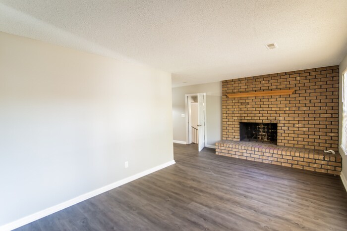 Building Photo - 7031 N Kenwood Dr