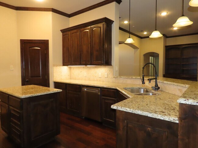 Building Photo - Lindale ISD- Gorgeous 4 Bedroom 2.5 Bathro...