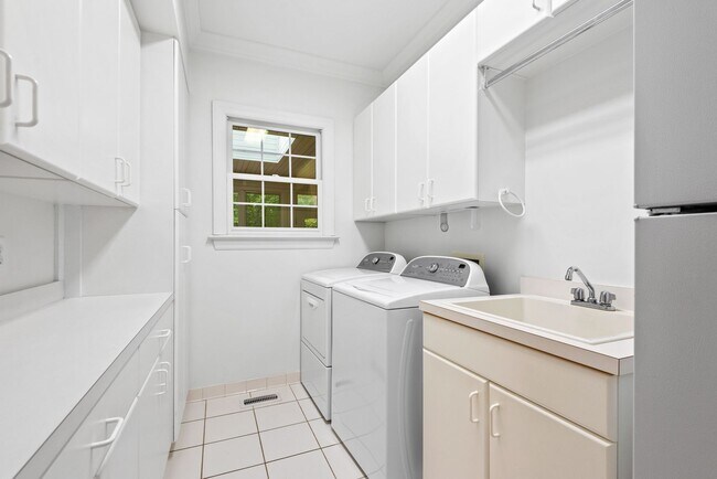 Building Photo - Available early March! Large and Lovely Home in Chapel Hill