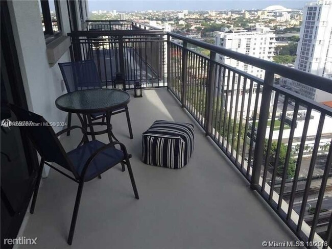 Building Photo - 1 br, 1 bath Condo - 999 SW 1st Ave Apt 2115