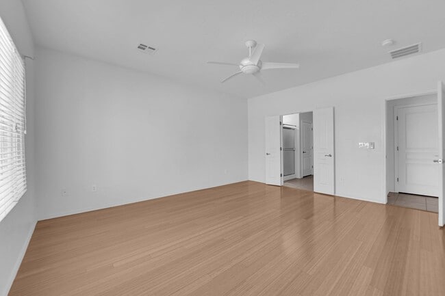 Building Photo - Huge 2 bedroom, 2 bath house with a Den on...