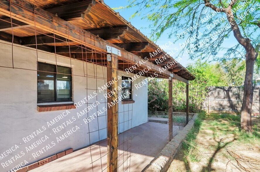 Building Photo - 121 W Birdman Dr