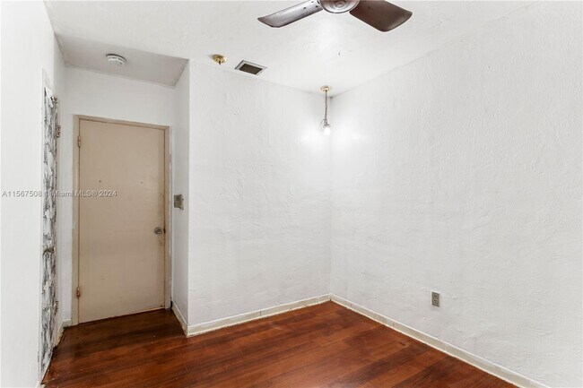 Building Photo - 560 NE 158th St