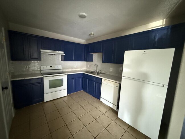 Building Photo - 1907 Charleston, Apt B